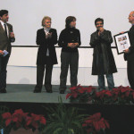 Alla presenza di Lia Volpatti e Marina Fabbri, Marcello Fois consegna il premio a un emozionatissimo Leonardo Gori.